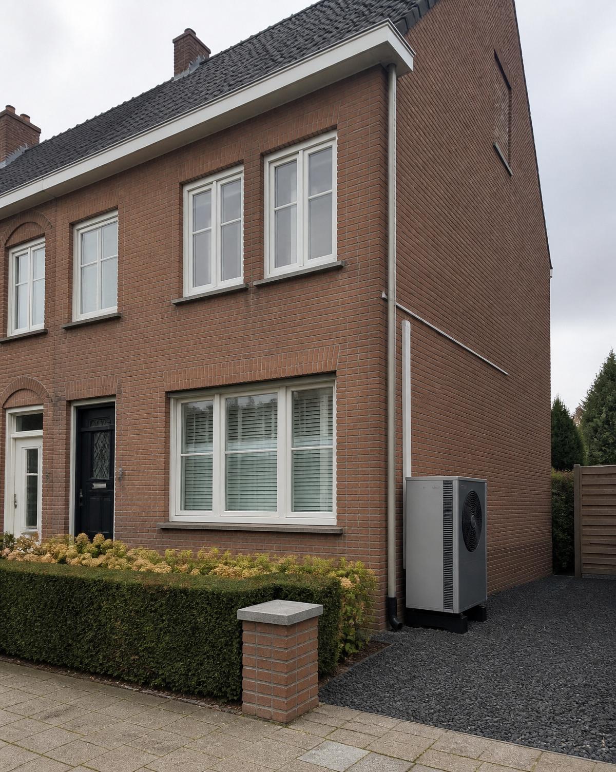 Warmtepomp geplaatst naast een woning in Zuid-West-Vlaanderen door HEATR